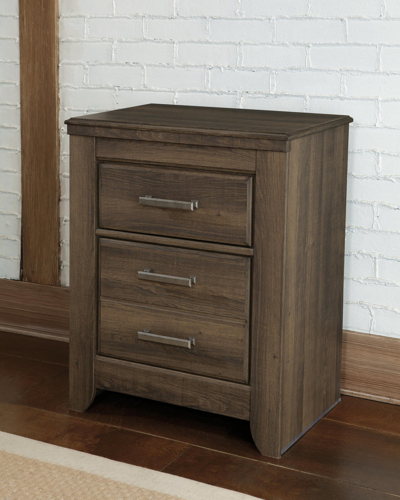 Juararo Queen Poster Bed with Mirrored Dresser and 2 Nightstands