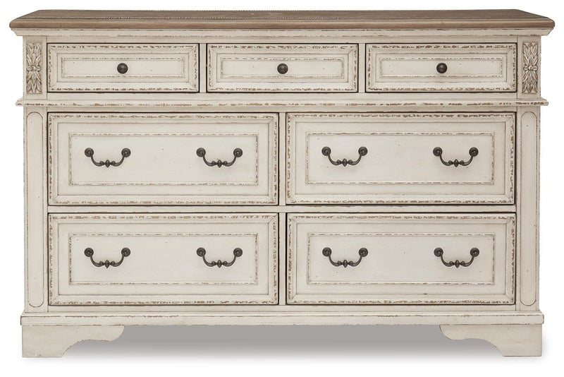 Realyn King Panel Bed, Dresser, Chest and 2 Nightstands