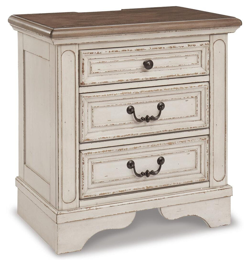 Realyn King Panel Bed, Dresser, Mirror and 2 Nightstands