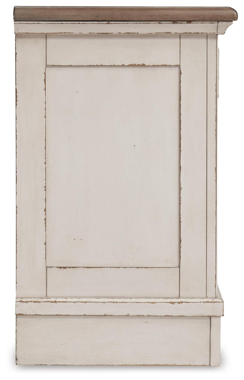 Realyn King Panel Bed, Dresser, Mirror and 2 Nightstands
