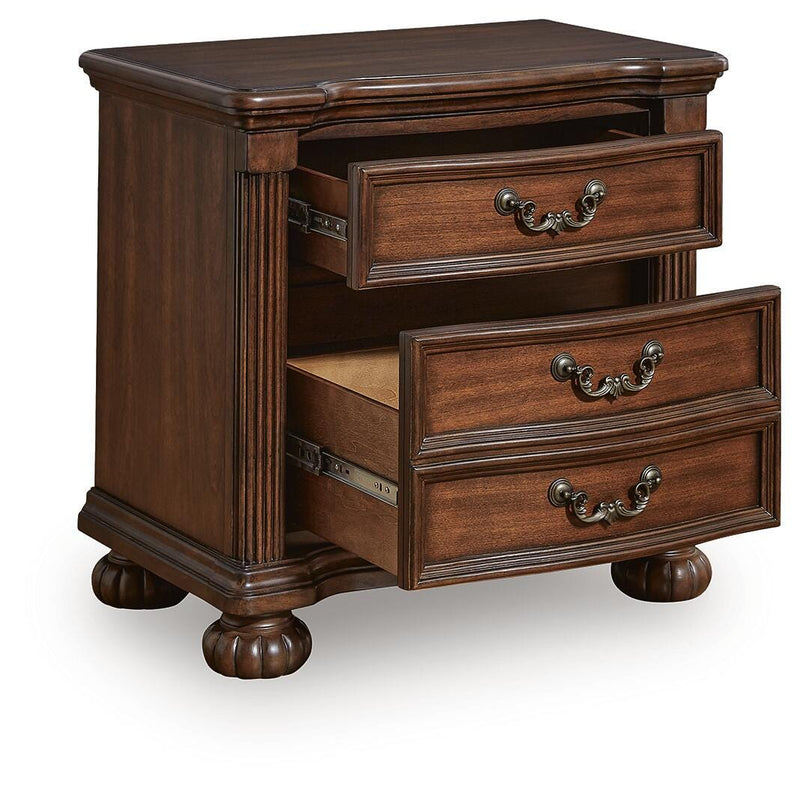 Lavinton Queen Poster Bed and 2 Nightstands