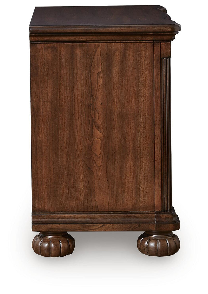 Lavinton Queen Poster Bed and 2 Nightstands
