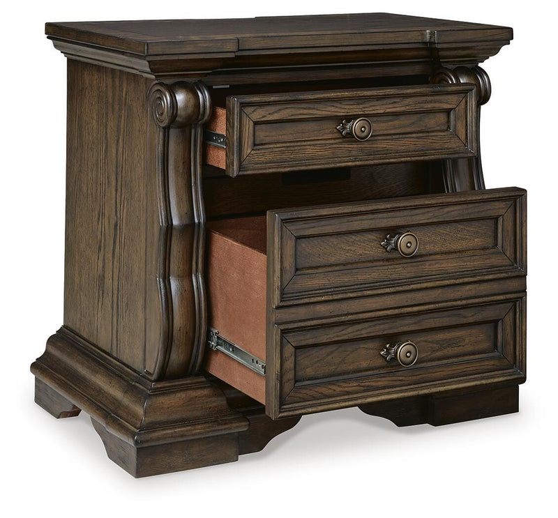 Maylee King Poster Bed and 2 Nightstands